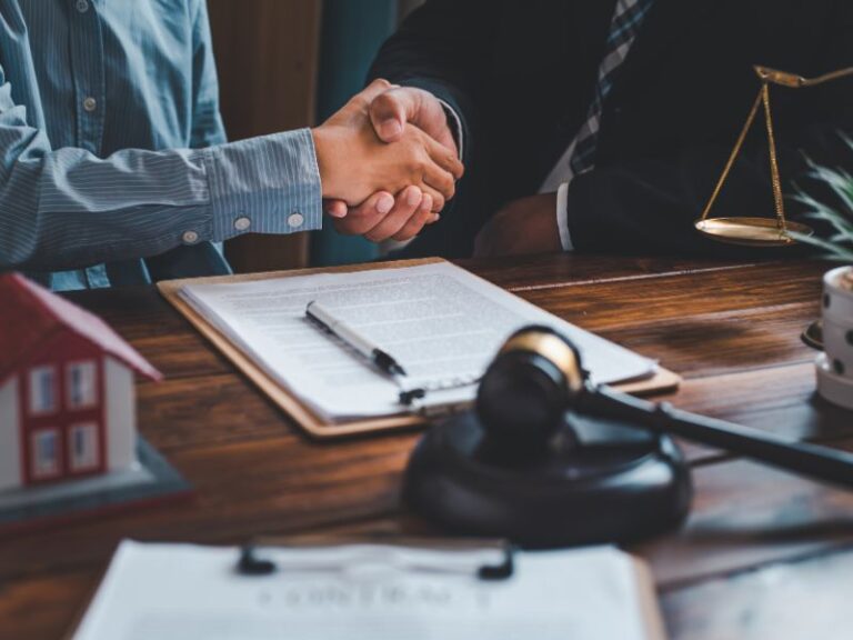 Advogado para contratos em Curitiba